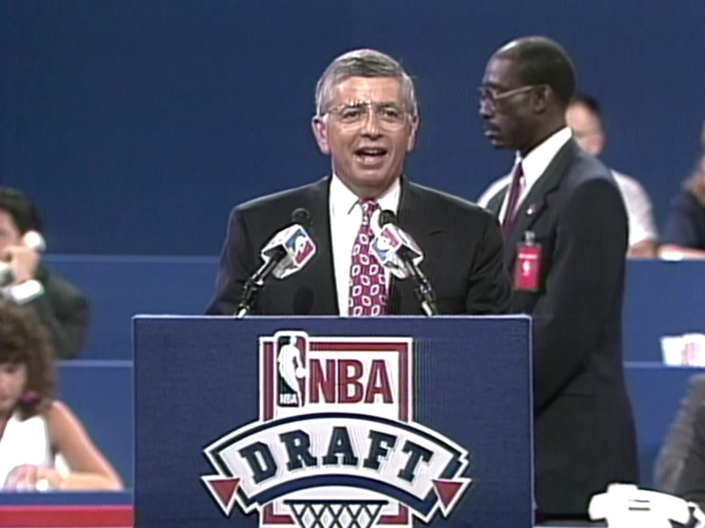 来看看1992年奥尼尔当选NBA状元的瞬间！
